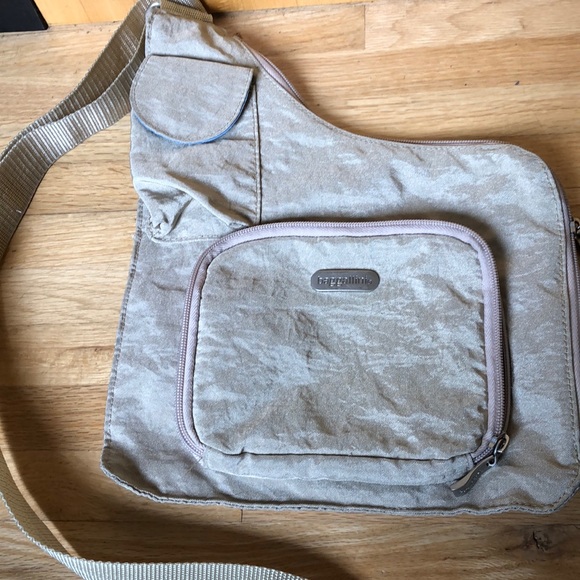 Baggallini Handbags - 💜3/$20 Baggalinni Tan Nylon Sling Crossbody Bag